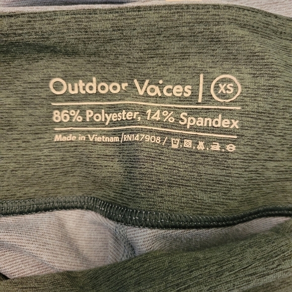 Outdoor Voices Two Toned Warmup 3/4 Leggings - Picture 8 of 9
